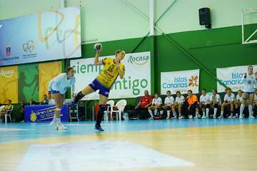  El Rocasa impone su ley en el derbi canario (32-22) (Foto TA)